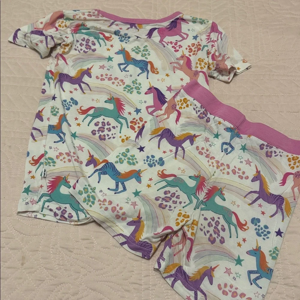 Little Sleepies 4T pajama set
EUC
Unicorn pattern
Short sleeve/shorts set - Picture 6 of 6